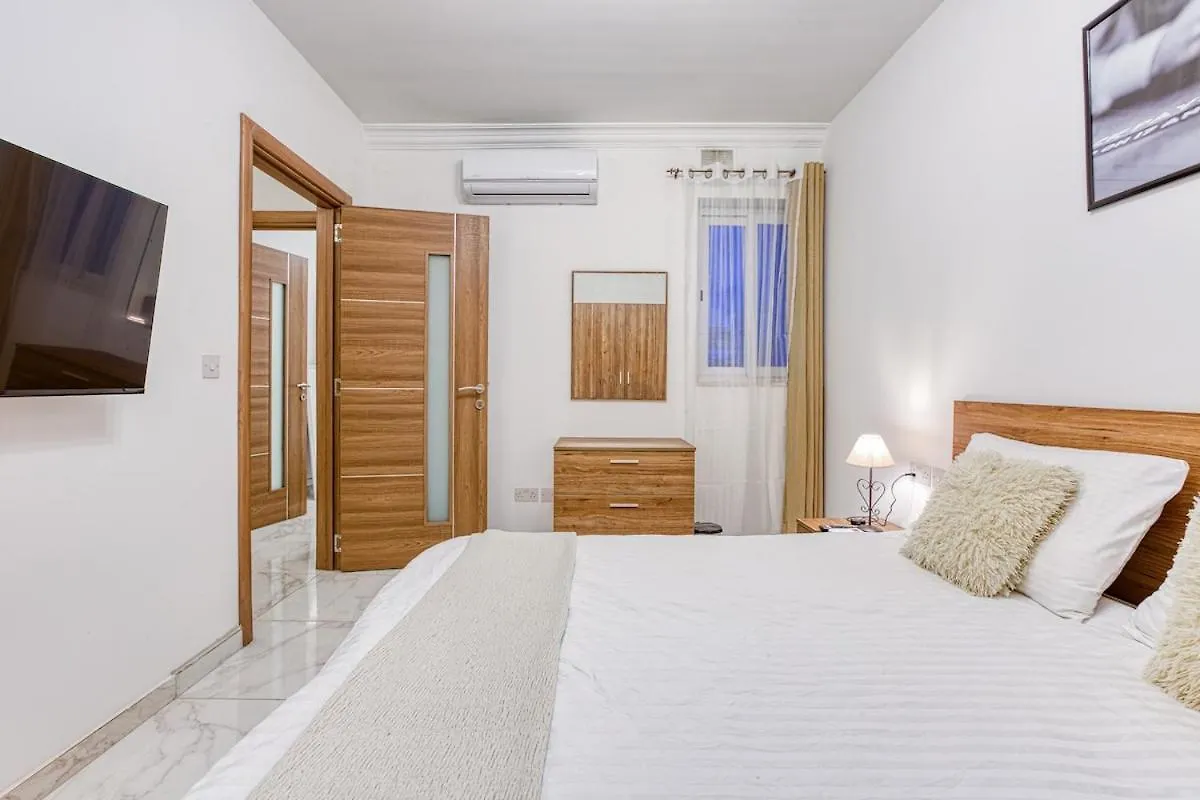 Central Modern 3 Bedroom Apartment In St Julians Saint Julian's マルタ