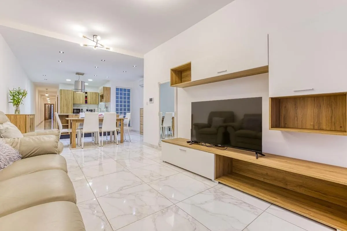 Central Modern 3 Bedroom Apartment In St Julians Saint Julian's 0*,  マルタ